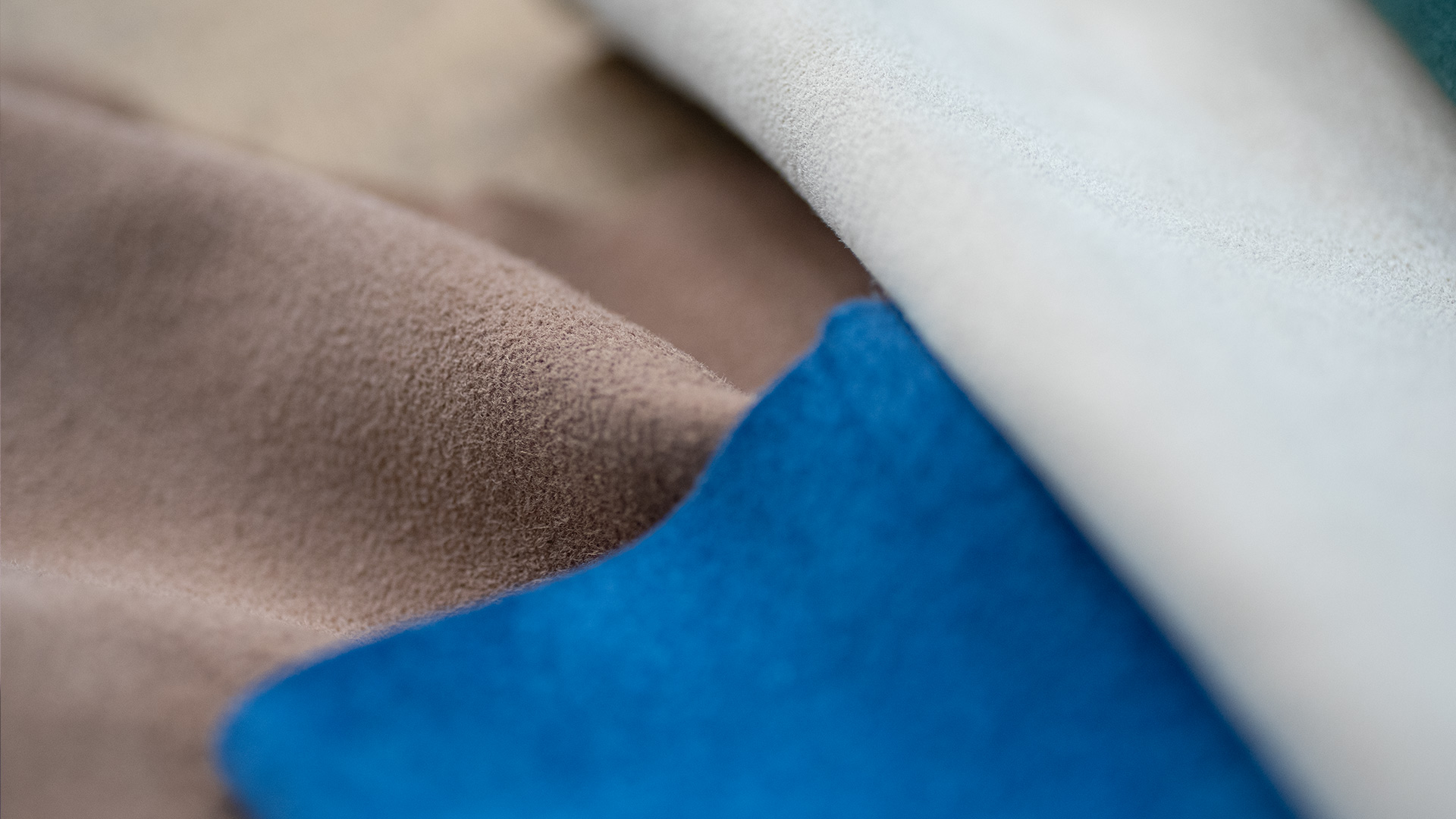 Tissus en cuir de haute qualité en brun, bleu et blanc.