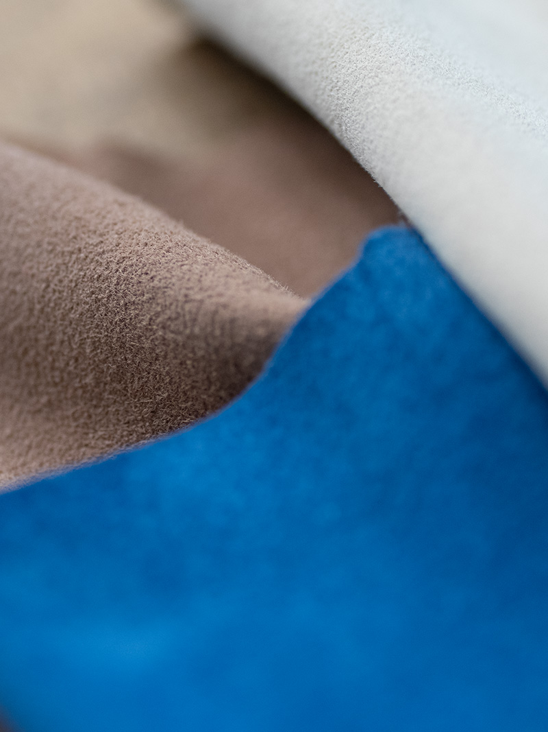 Tissus en cuir de haute qualité en brun, bleu et blanc.