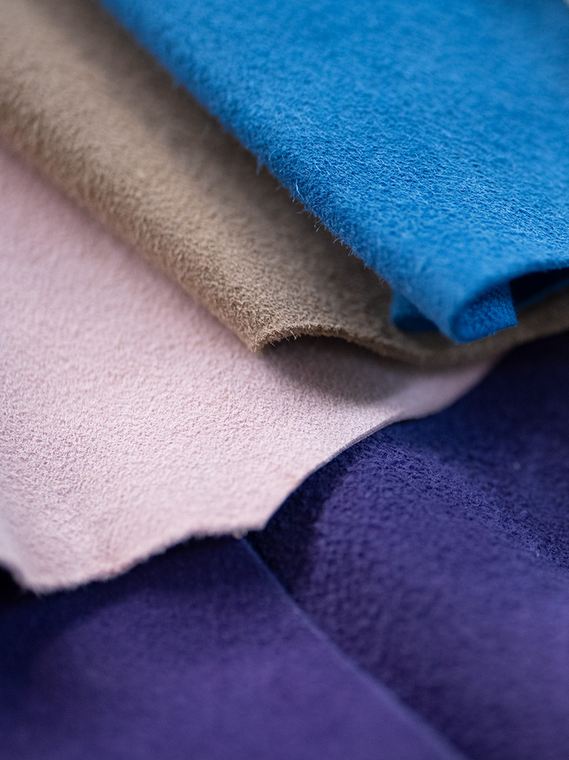 Hochwertige Lederstoffe in Lila, Rosa, Braun und Blau.
