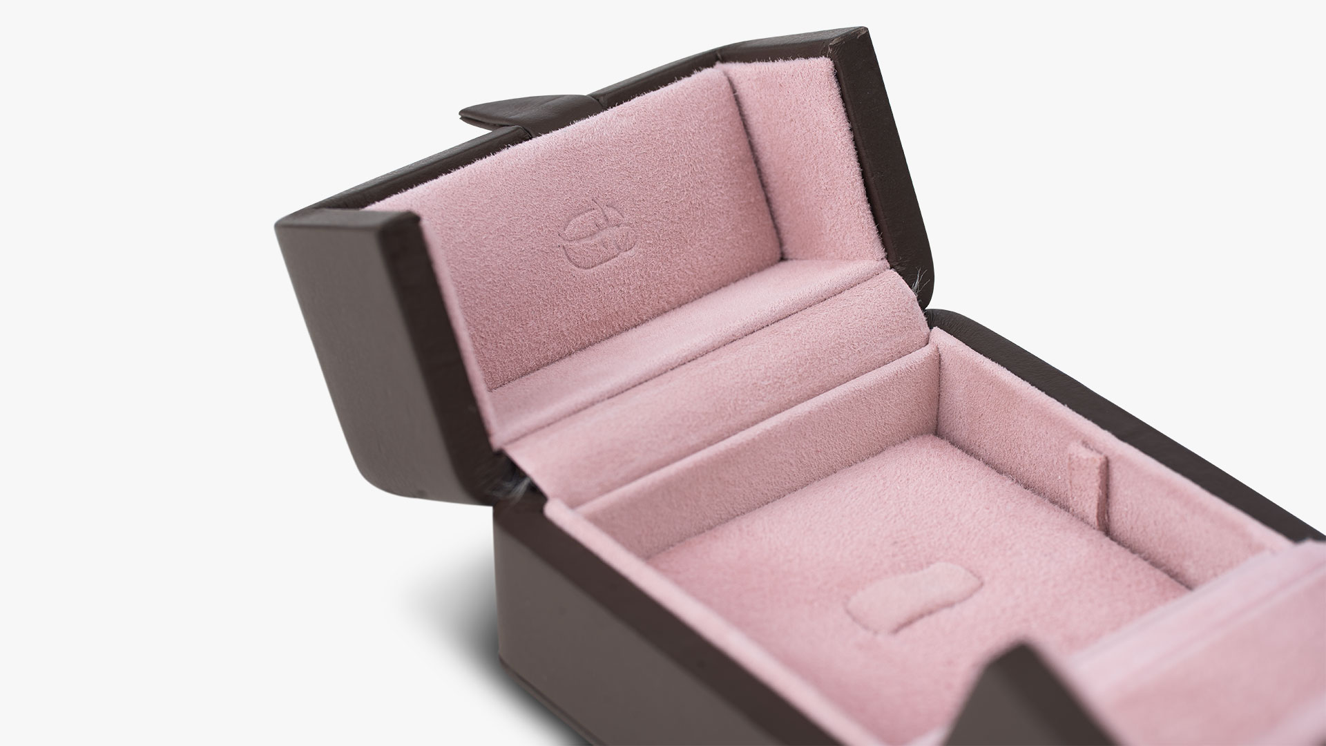 Nahaufnahme eines Ring-Etuis mit Ringzunge der Serie Versailles mit Außenfarbe Terra und Innenfarbe Rose.