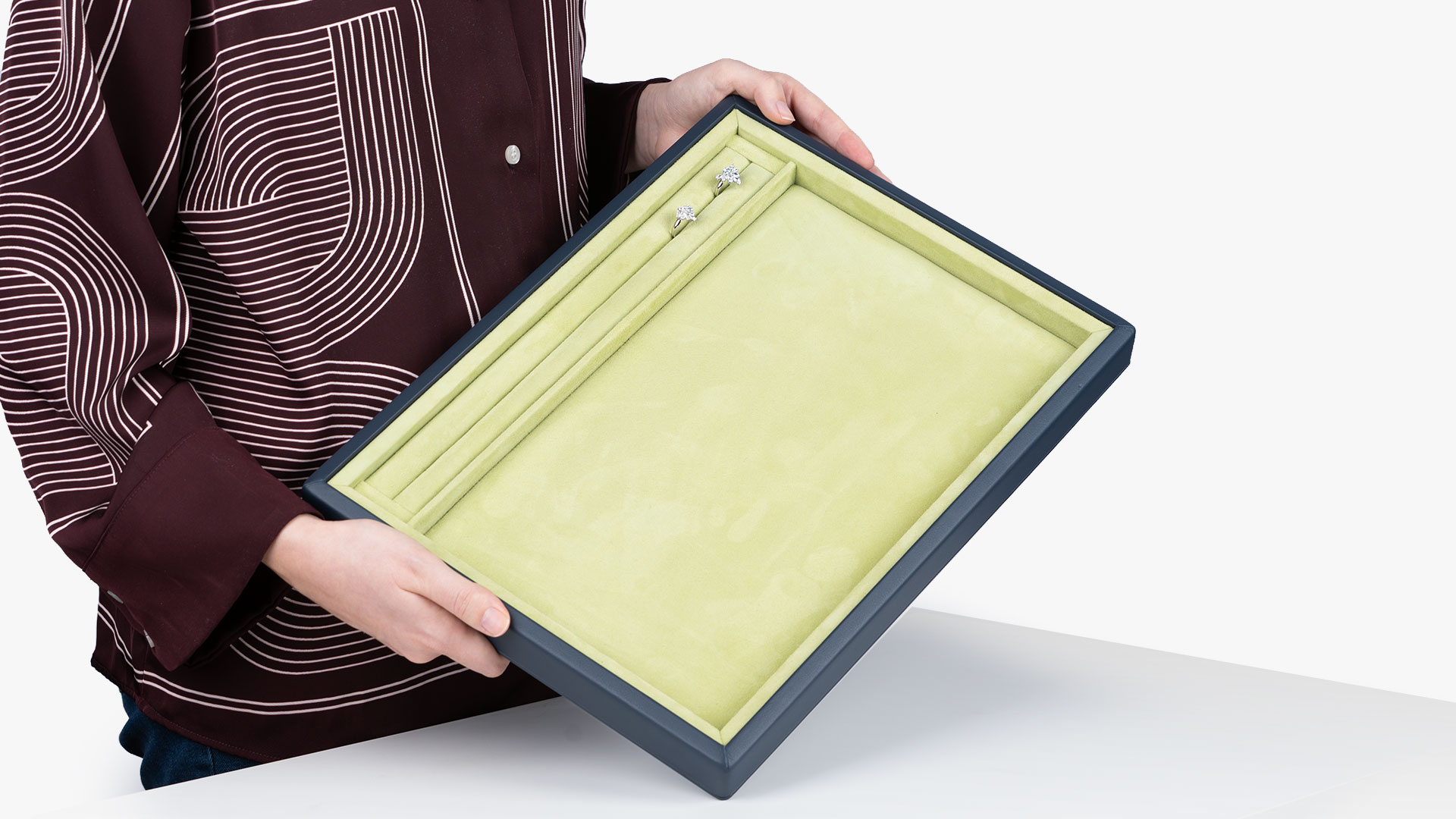 Hochwertiges Vorlagetablett für Ringe in der Außenfarbe Indigo und Innenfarbe Pistache.