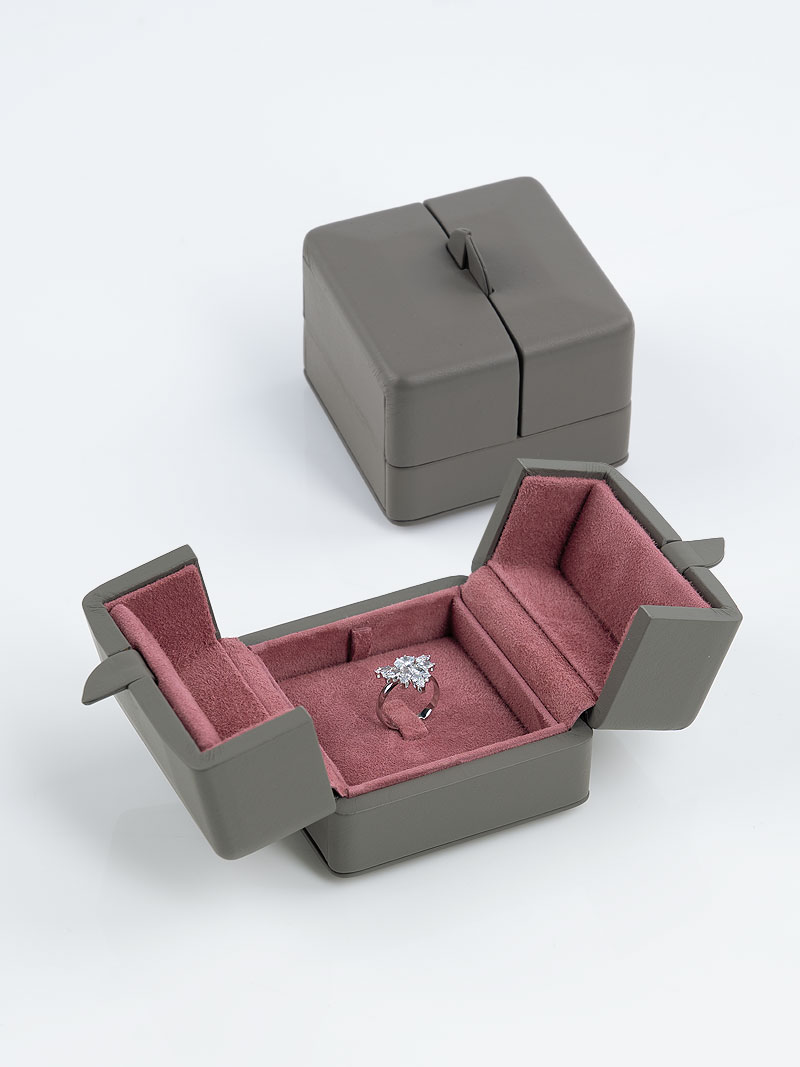 Fleur de Luxe Echtleder Ringetui mit Ringzunge in Grey-Brown - Rosé Fluo geöffnet, dahinter ein geschlossenes Etui