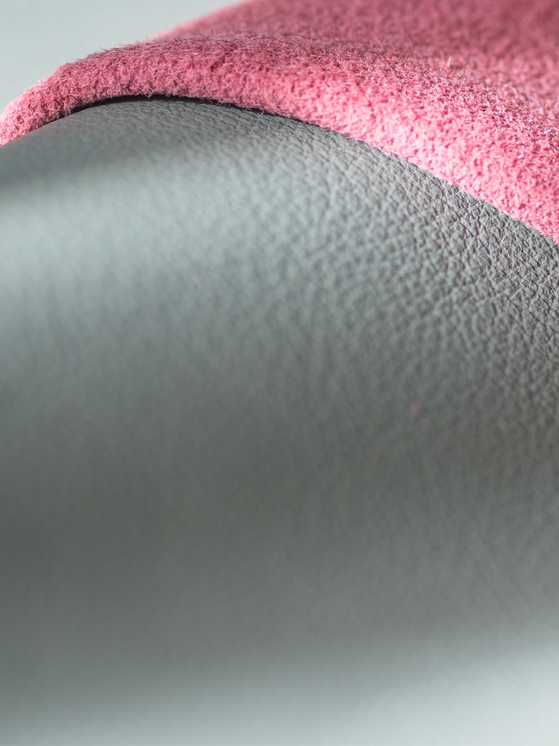 Nahaufnahme von Echtleder-Mustern mit Maserung, Glattleder in Grey Brown, Veloursleder in rosé fluo