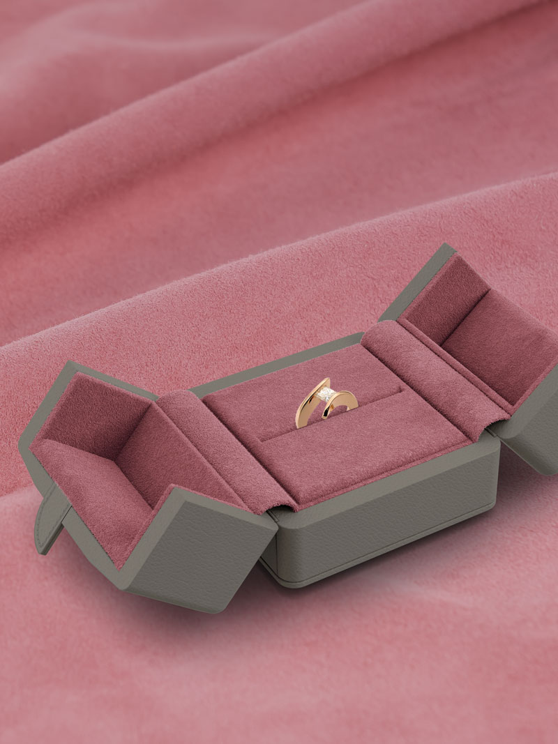 Geöffnetes Fleur de Luxe Ringetui mit Ringbäckchen auf Veloursleder-Hintergrund in Greybrown - rosé-fluo