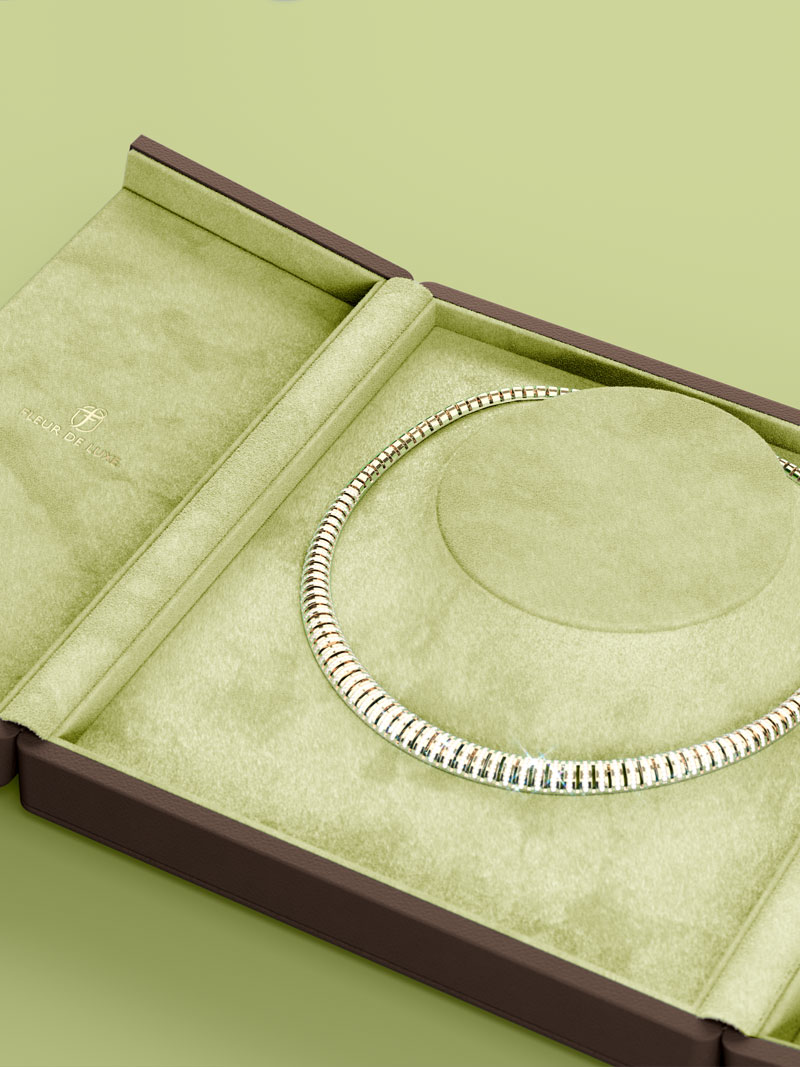 Fleur de Luxe Collieretui geöffnet in Terra-Pistache mit Büsteneinlage und Goldcollier