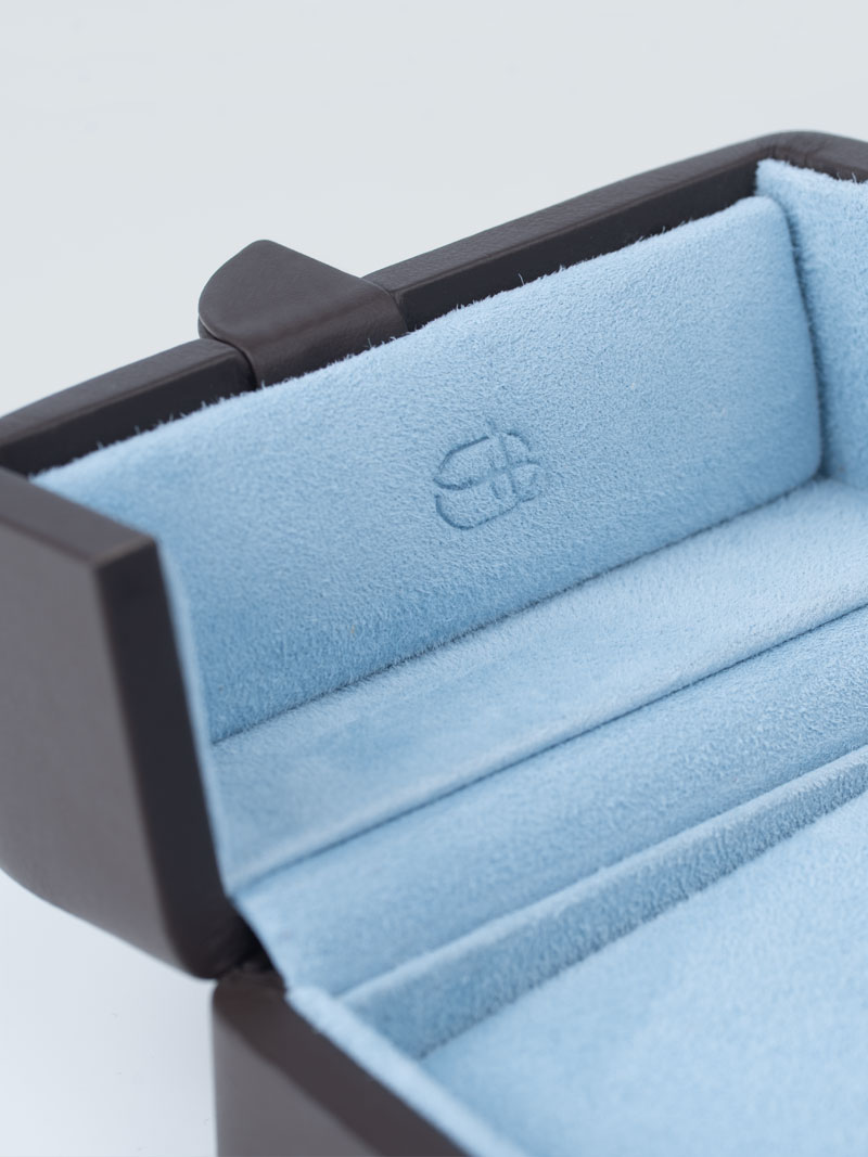 Detail eines Fleur de Luxe Ringetuis mit Logo Blindprägung auf Deckel-Innenseite links