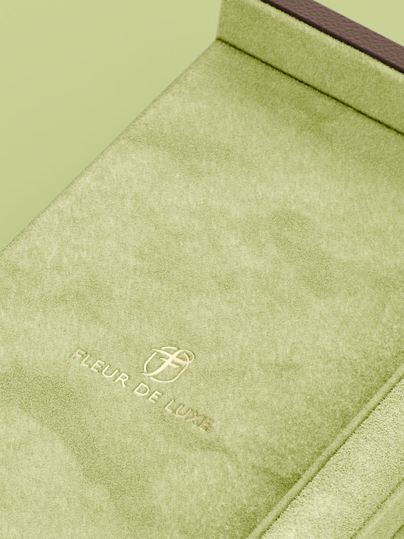 Detail Deckelinnenseite eines Fleur de Luxe Collier-Etuis in Farbe Pistache mit Logo Goldfolienprägung