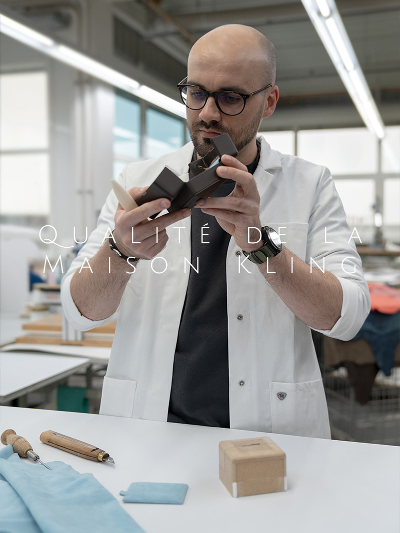 Un homme insère soigneusement le tissu en cuir de haute qualité à l'intérieur.